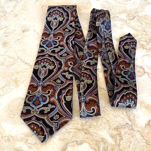 Alfred Sung 100% Silk Paisley Tie